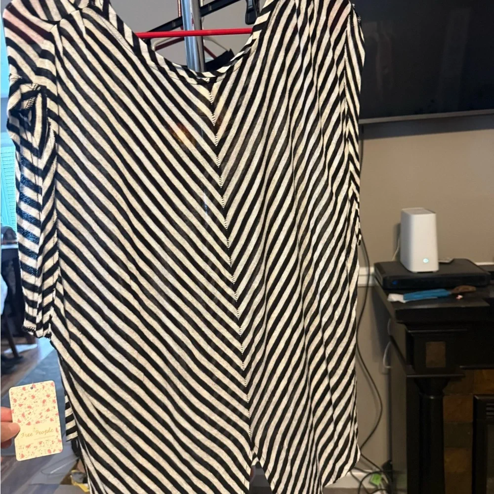 We The Free by Free People Black & White Striped Asymmetrical Hem Tee NWT | P/S - Picture 4 of 4